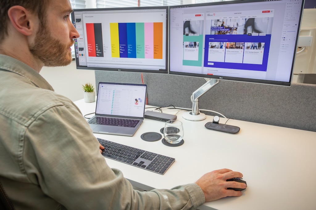 Persoon bezig met ontwerp aan computer