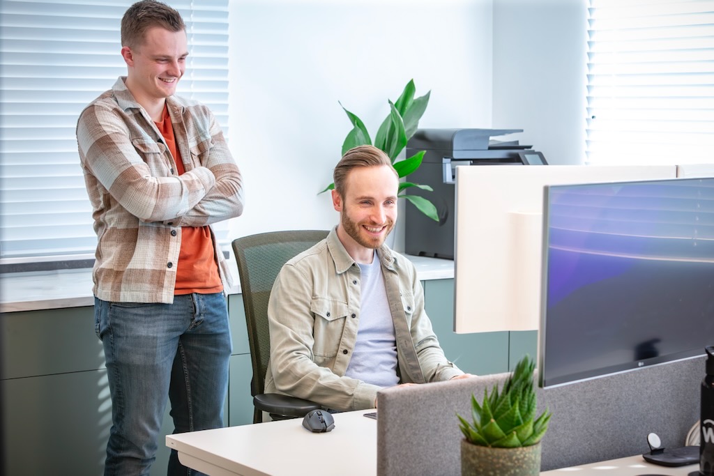 Kantoor-omgeving met twee personen