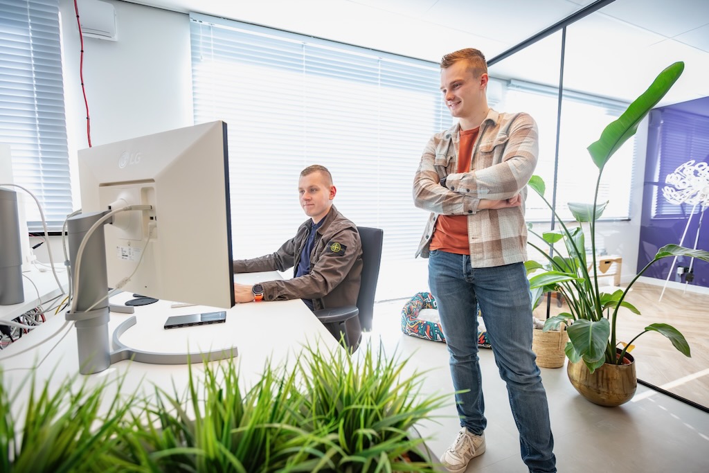 Kantoor-omgeving met twee personen