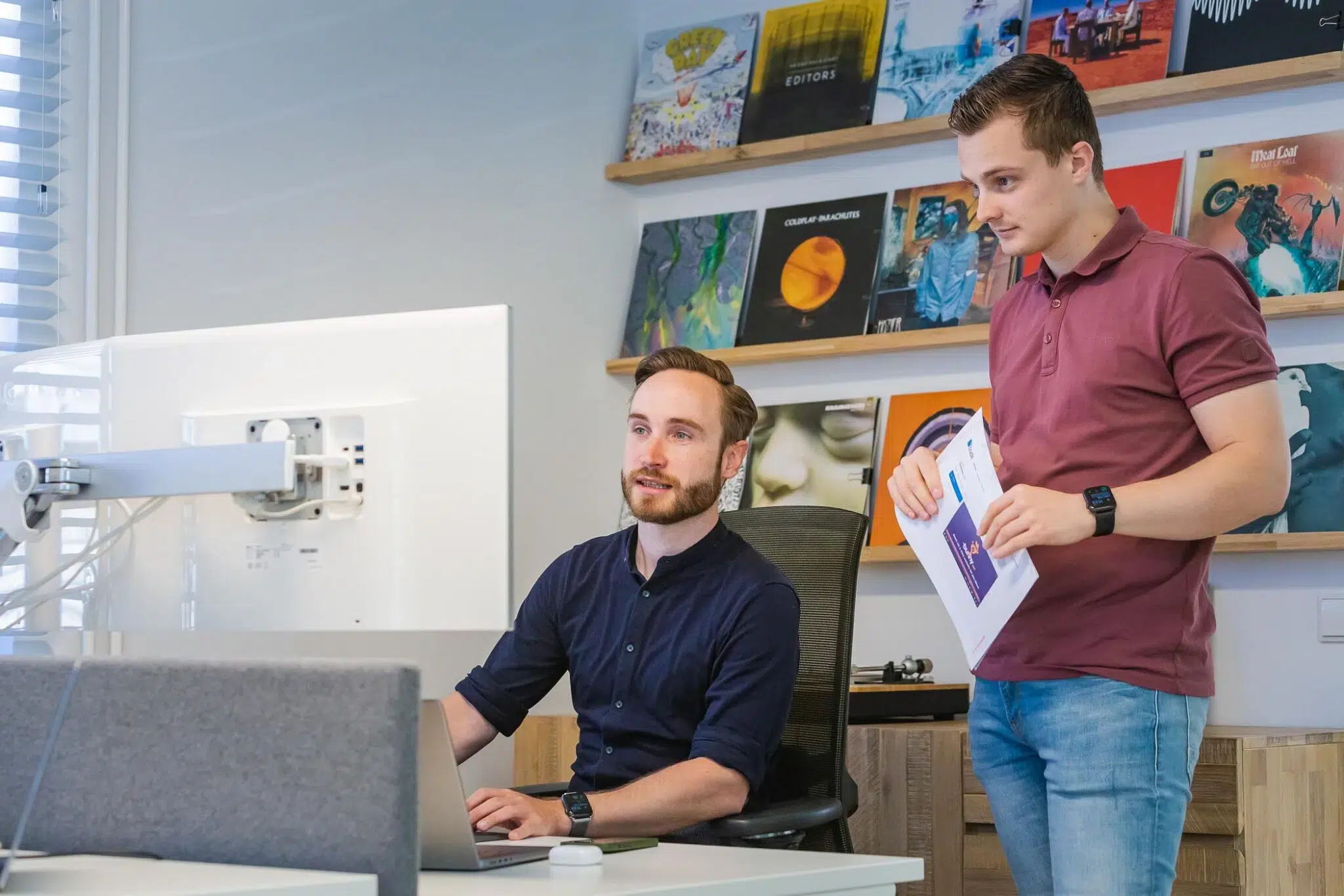 Twee personen voor computerscherm