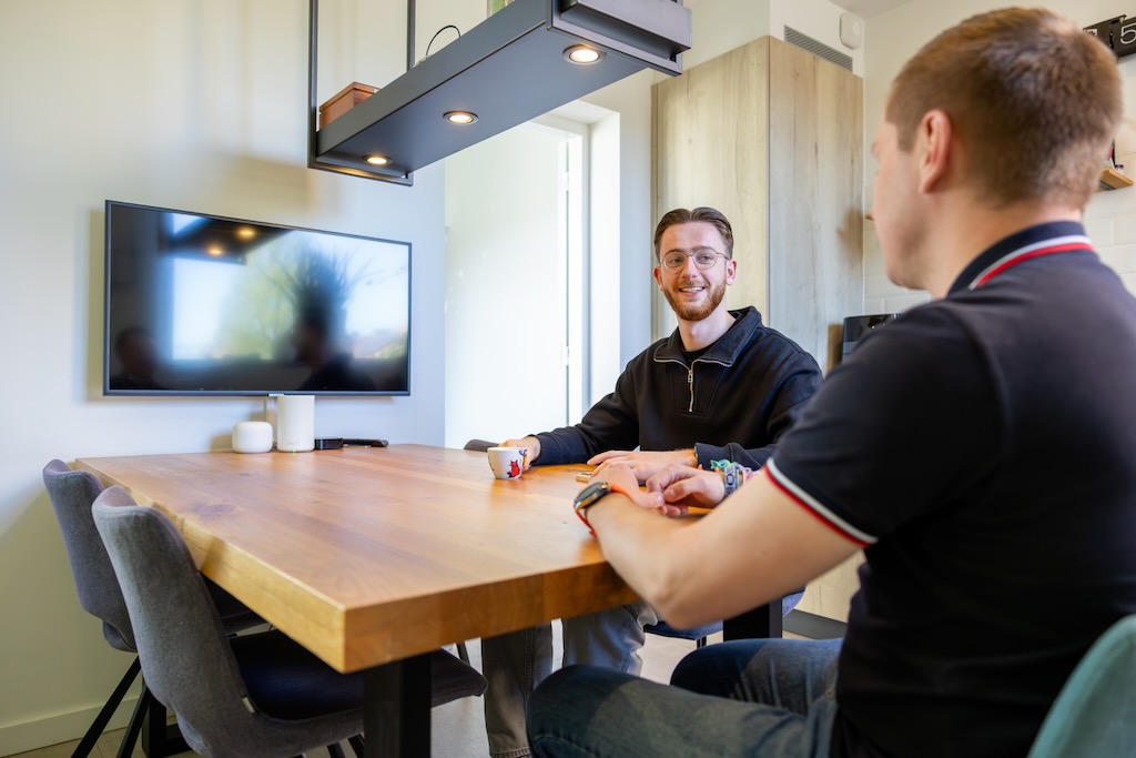 Twee personen in overlegruimte