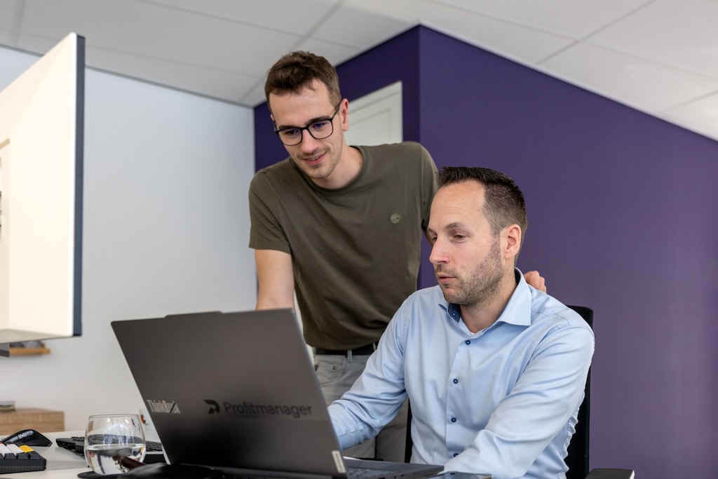 Kantoor-omgeving met twee personen