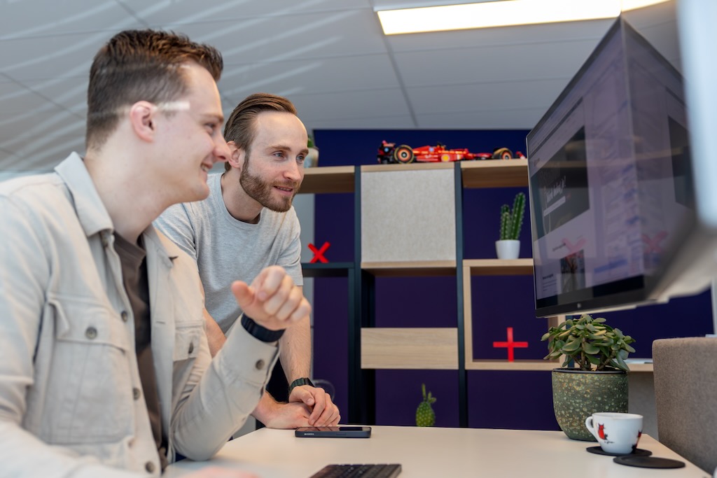 Kantoor-omgeving met twee personen
