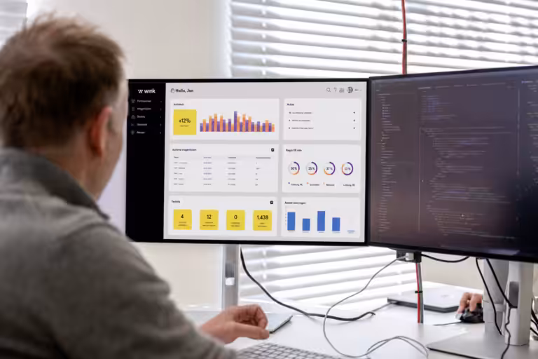 Business consultant voor scherm met dashboard
